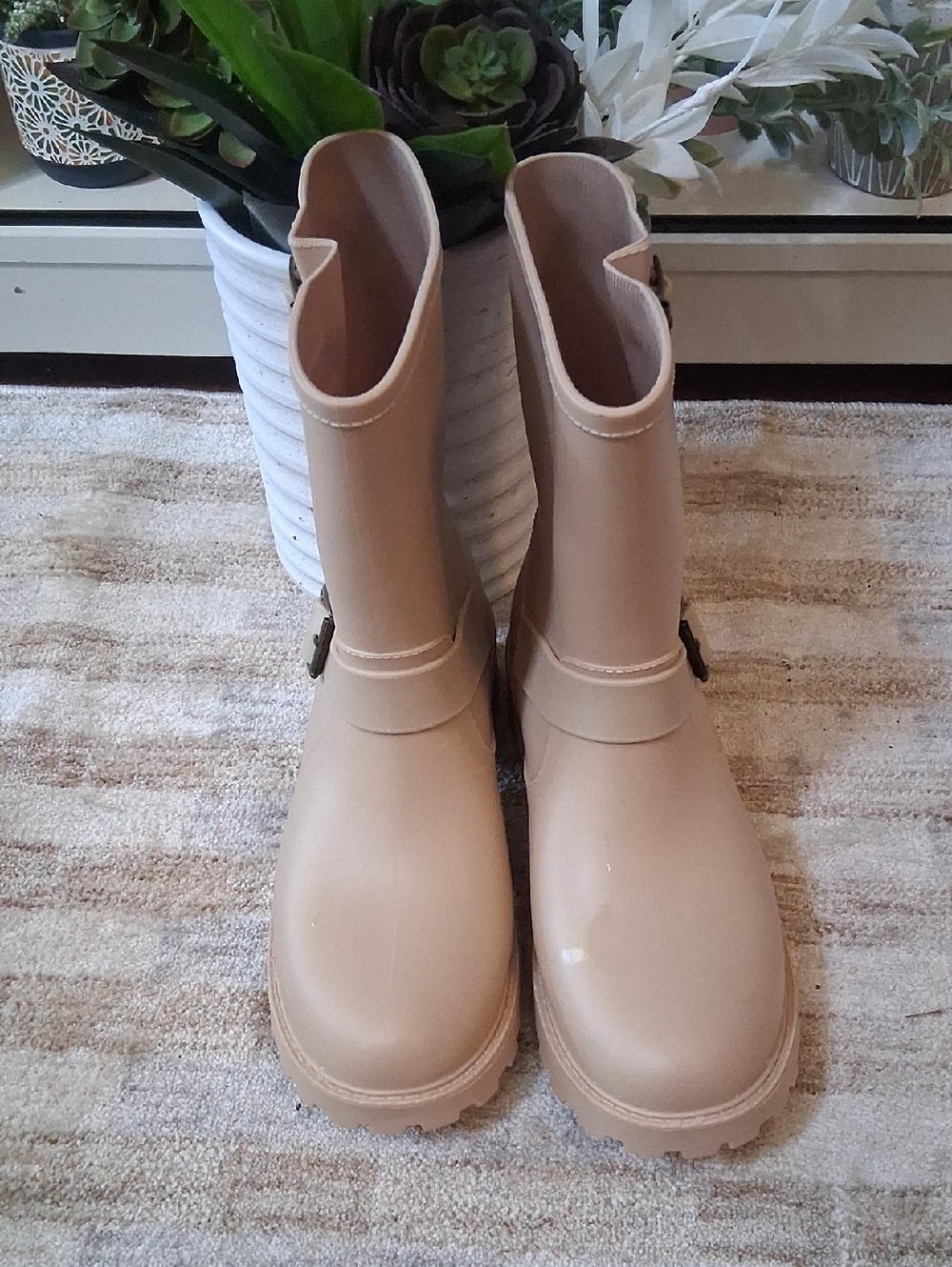 Serra Cream Color Rain Boots Size 8